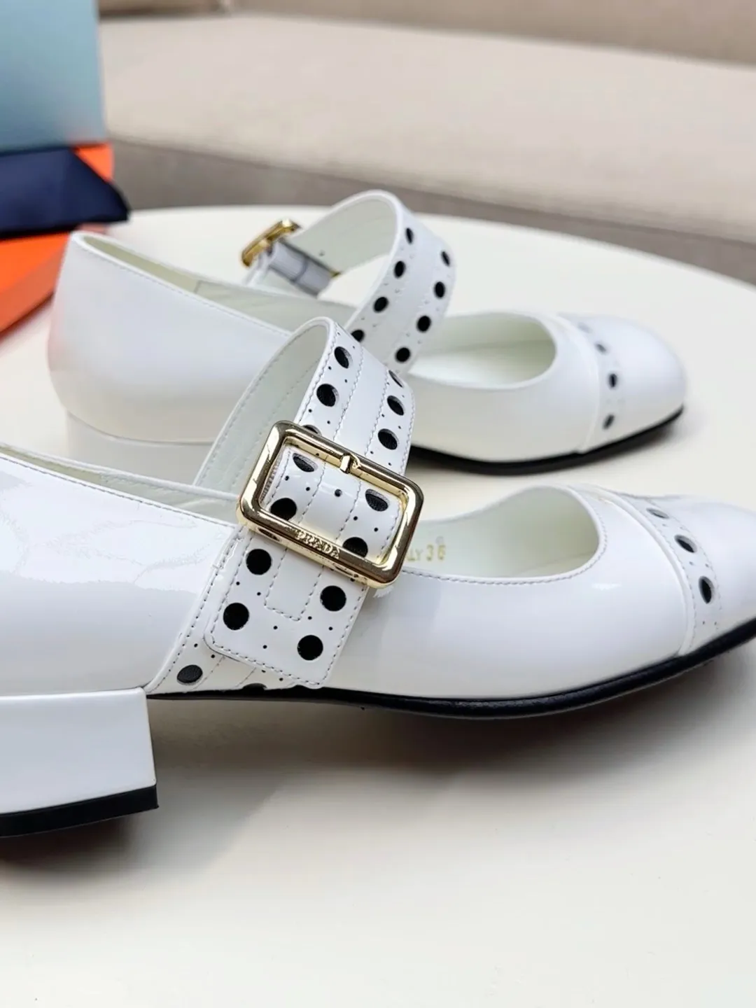 👟👟Ex-factory price 600👟👟🛒…………PRADA 2025 series loafers! At first glance, it looks both classic and versatile! No need to worry about the texture and feel of your feet! 🕳️🕳️🕳️ ____________________✍️ The simple combination is very eye-catching and atmospheric. I sincerely recommend you to buy it! Extremely versatile! Its square toe design is suitable for all kinds of female foot shapes and can be easily controlled. It is comfortable on the foot and does not squeeze the foot. The soul of the whole pair of shoes is the bias-cut design! The craftsmanship of this shoe upper is not easy to make. It seems to be quite simple, but it is much more expensive than making boots and has a high scrapability! ●━━━━━━───── Upper: imported soft cow patent leather ●━━━━━━───── Lining: silk lambskin, fine and firm leather, very soft and breathable ●━━━━━━───── Outsole: Imported Italian genuine leather outsole ➕Forefoot injection molding, high-grade and non-slip ●━━━━━━───── Heel height: 4.5cm ●━━━━━━───── Warm reminder: This shoe is an authentic sole series and you must pay attention to precautions when trying it on. Returns and exchanges are not supported if there are marks on the outsole. You can change the size and style within 15 days. Unconditional returns are not supported. Thank you for your support🙏🙏Happy cooperation.